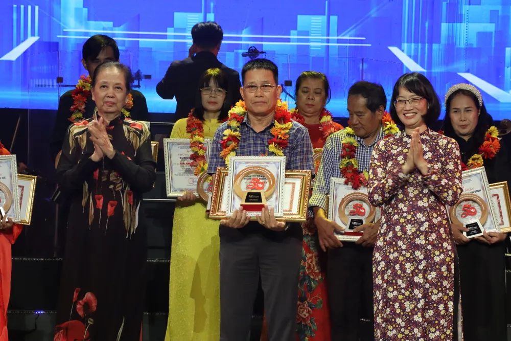 van-dong-sang-tac (2).JPG