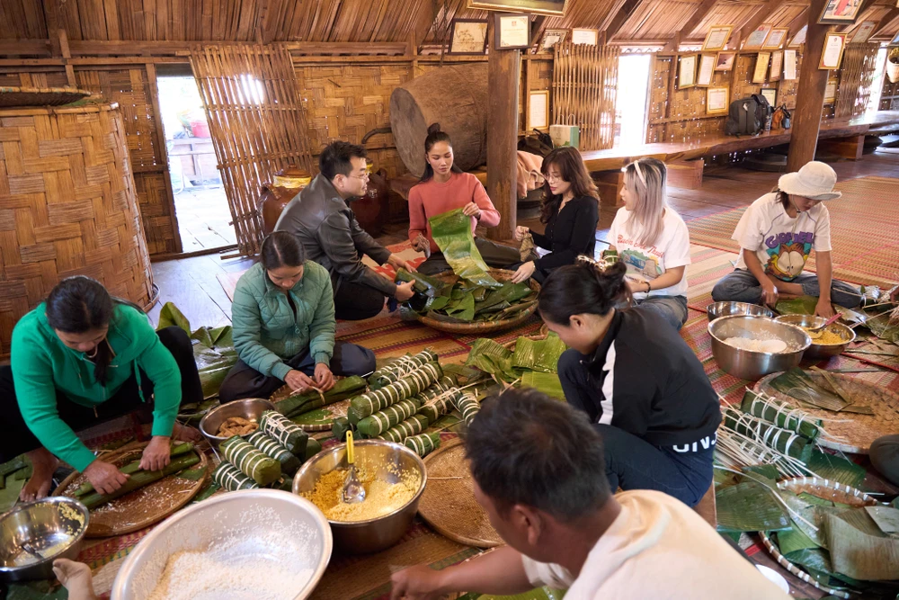 H’Hen Niê cùng gia đình gói bánh tét
