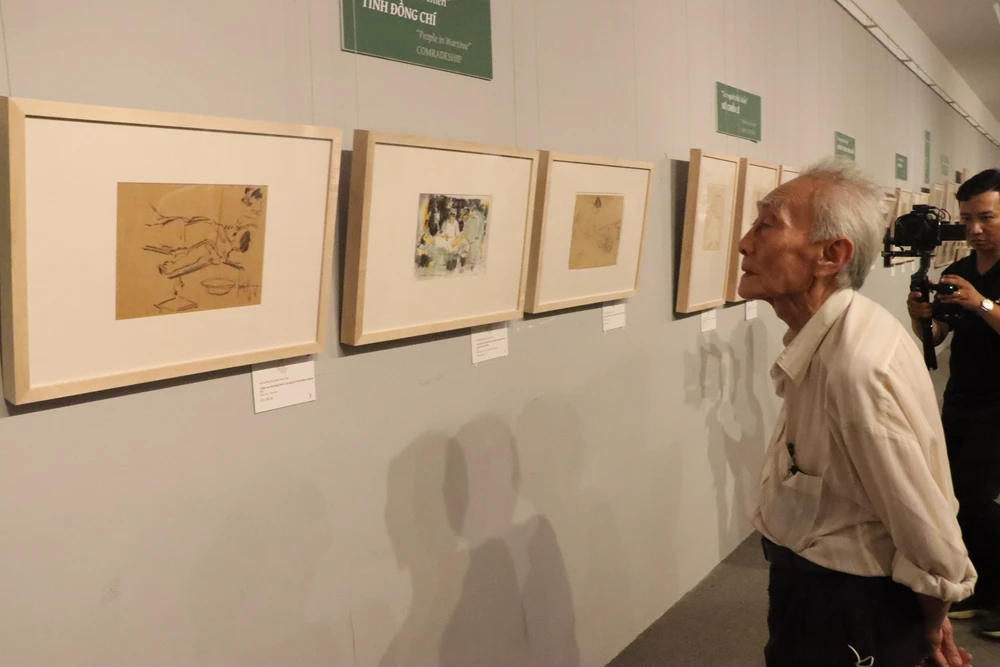Ngoài ra triển lãm còn có các tư liệu, bưu ảnh, bưu thiếp, kỷ vật, hiện vật, tranh cổ động, tem thư… hanh-trinh-huynh-phuong-dong6.JPG