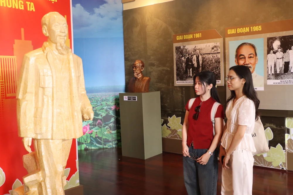 Hai chuyên đề “Từ chiến thắng Điện Biên Phủ đến đại thắng mùa Xuân năm 1975" và “Hình tượng Chủ tịch Hồ Chí Minh qua ngôn ngữ điêu khắc" mở cửa đón công chúng từ ngày 15-4 tại Bảo tàng Hồ Chí Minh - Chi nhánh TP.HCM (số 1 Nguyễn Tất Thành, phường 12, quận 4). Hồ Chí Minh