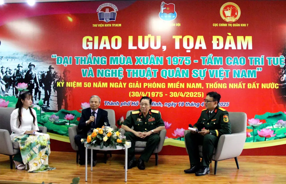 Khách mời của chương trình gồm TS Lê Doãn Hợp, nguyên Bộ trưởng Bộ TT&TT (giữa bên trái) và Thiếu tướng Trần Ngọc Thổ, nguyên Tham mưu trưởng Quân khu 7, Chủ tịch Hội nạn nhân chất độc da cam dioxin TP.HCM kiêm Phó Chủ tịch Hội nạn nhân chất độc da cam dioxin Việt Nam. dai-thang-mua-xuan-1975-1.JPG