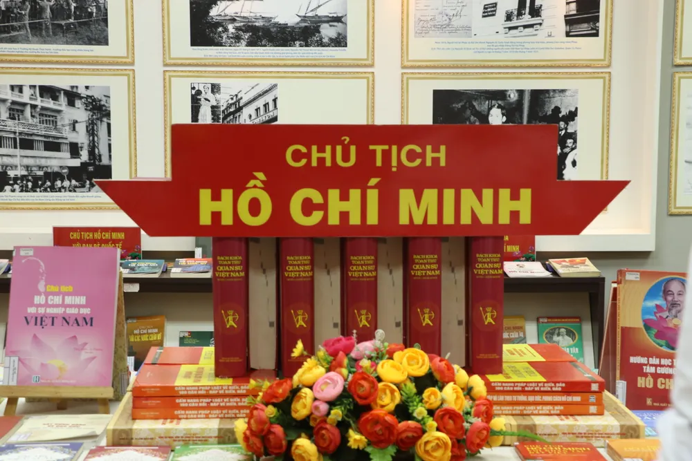 Lăng Chủ tịch Hồ Chí Minh được xếp từ sách viết về Bác. dai-thang-mua-xuan-1975-10.JPG