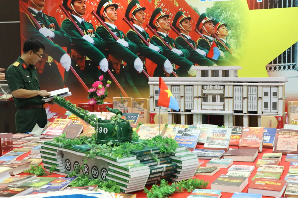 Tài liệu sách, báo được xếp thành mô hình Dinh Thống Nhất. dai-thang-mua-xuan-1975-4.JPG