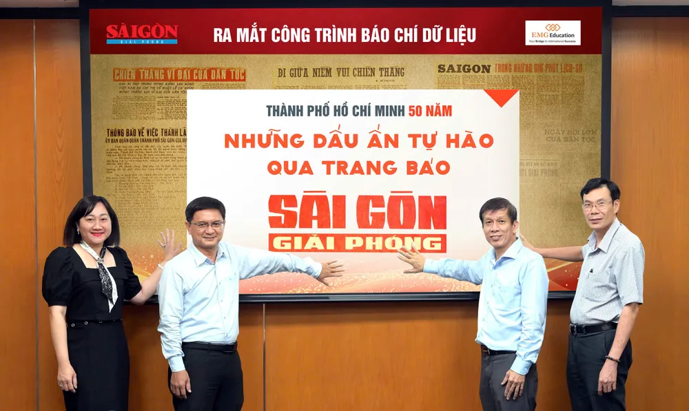 Trưởng Ban Tuyên giáo và Dân vận Thành ủy TP.HCM Nguyễn Mạnh Cường cùng Ban Biên tập Báo Sài Gòn Giải Phóng ấn nút ra mắt công trình báo chí dữ liệu. Công trình báo chí dữ liệu