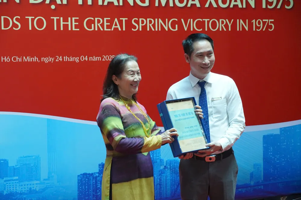 Tại lễ khai mạc, Bảo tàng Chứng tích Chiến tranh tiếp nhận hiện vật do gia đình Luật sư Ngô Bá Thành trao tặng, góp phần làm phong phú thêm nội dung trưng bày và mang đến cái nhìn sâu sắc hơn cho công chúng. tu-hiep-dinh-paris-den-dai-thang-mua-xuan-1975-23.jpg
