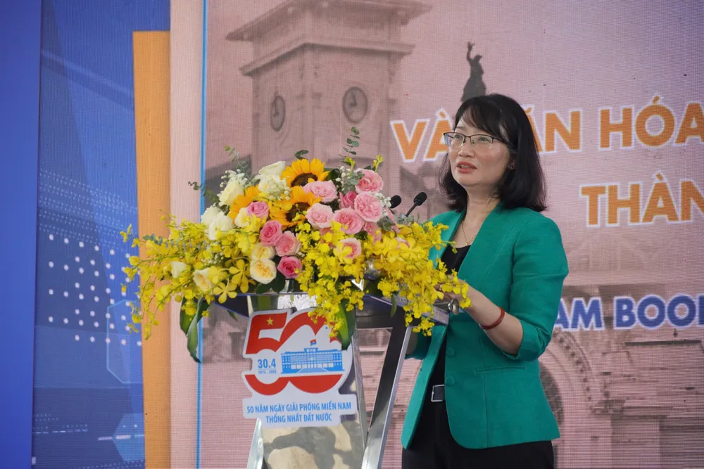 Bà Trần Thị Diệu Thúy, Phó Chủ tịch UBND TP.HCM phát biểu tại lễ khánh thành. duong-sach-binh-tan.jpg