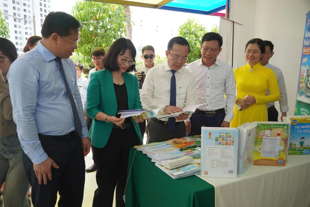 Đường sách Bình Tân