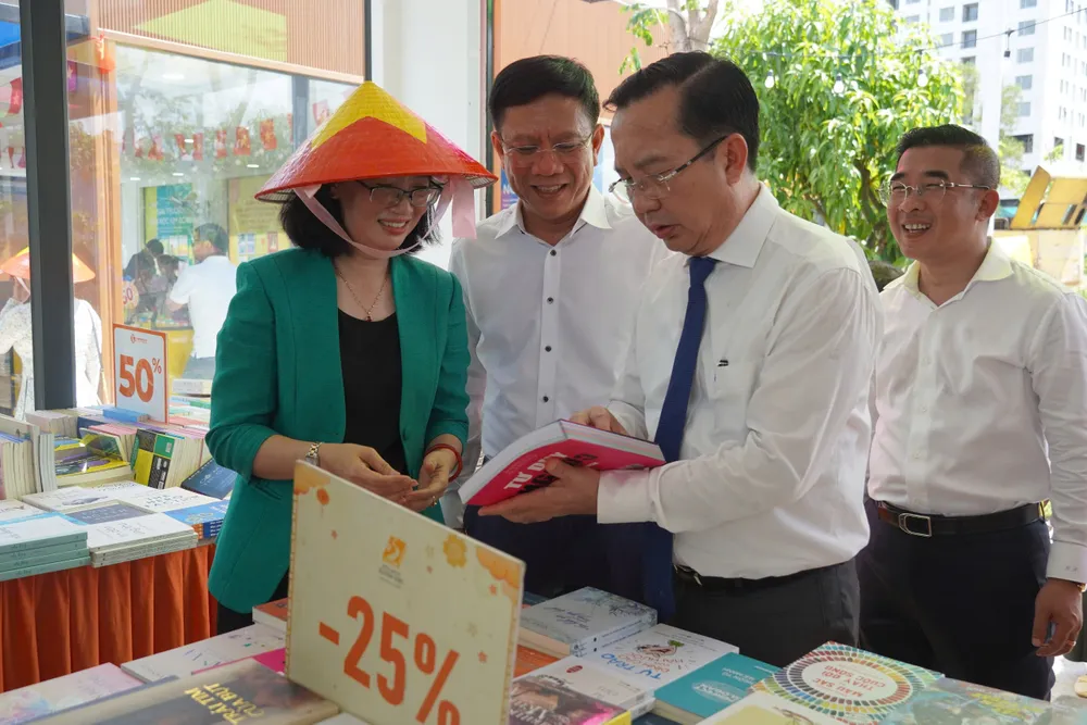 Bà Trần Thị Diệu Thúy, Phó Chủ tịch UBND TP.HCM; ông Trần Thế Thuận, Giám đốc Sở VH&TT TP và ông Nguyễn Ngọc Hồi, Phó Giám đốc Sở VH&TT tham quan đường sách Bình Tân. duong-sach-binh-tan7.jpg