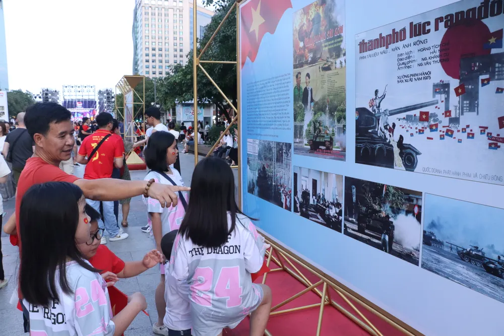 am-vang-dai -thang-mua-xuan-1975-trong-den-anh.JPG