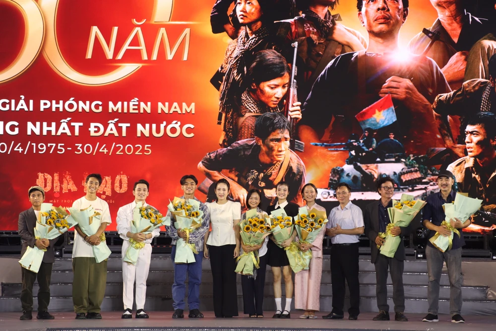 NSND Thanh Thúy, Phó Giám đốc Sở VH&TT TP.HCM tặng hoa cho đạo diễn và ê-kíp phim Địa đạo phim-dia-dao6.JPG