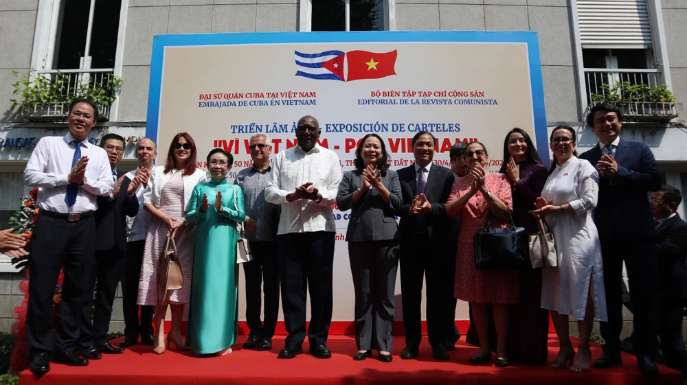 Lãnh đạo hai nước Việt Nam - Campuchia dự triển lãm. Vì Việt Nam - Por Vietnam