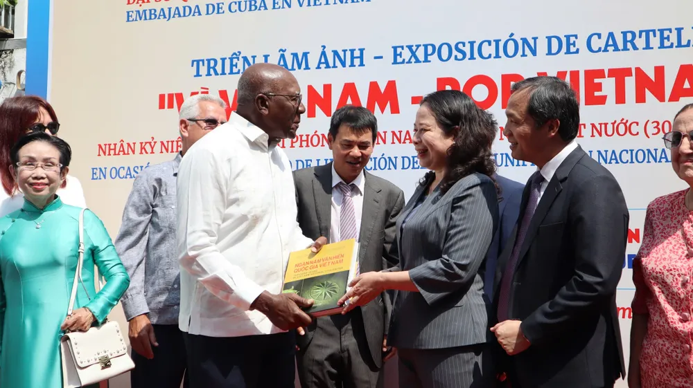 Phó Chủ tịch nước Võ Thị Ánh Xuân tặng quà lưu niệm cho Đoàn ngoại giao Cuba tại triển lãm. vi-viet-nam-for-vietnam2.jpg