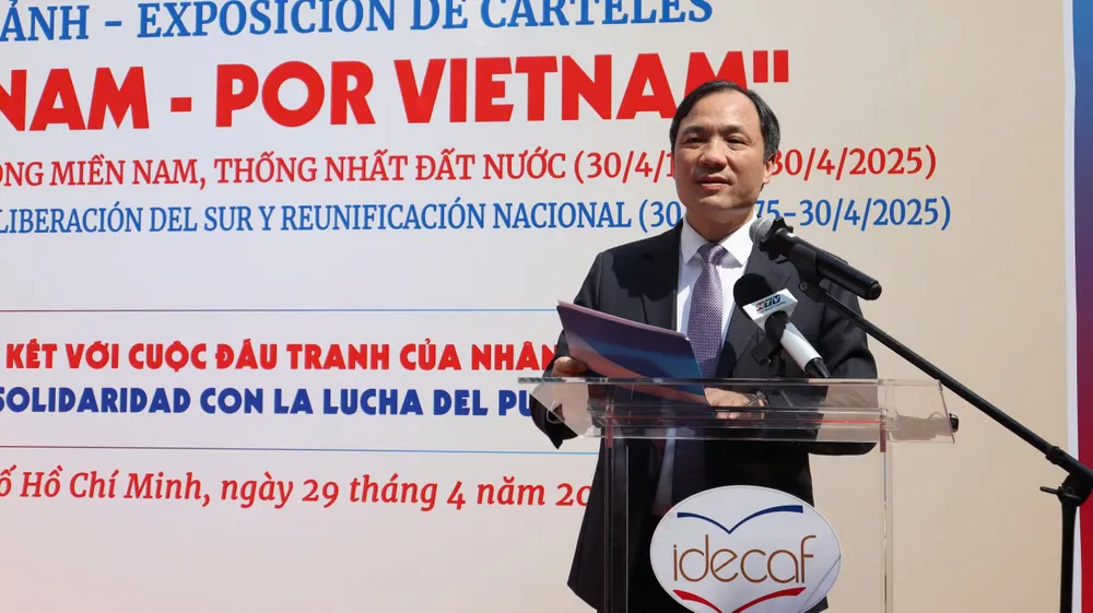 Ông Hoàng Trung Dũng, Tổng Biên tập Tạp chí Cộng sản phát biểu tại lễ khai mạc triển lãm. vi-viet-nam-for-vietnam3.jpg