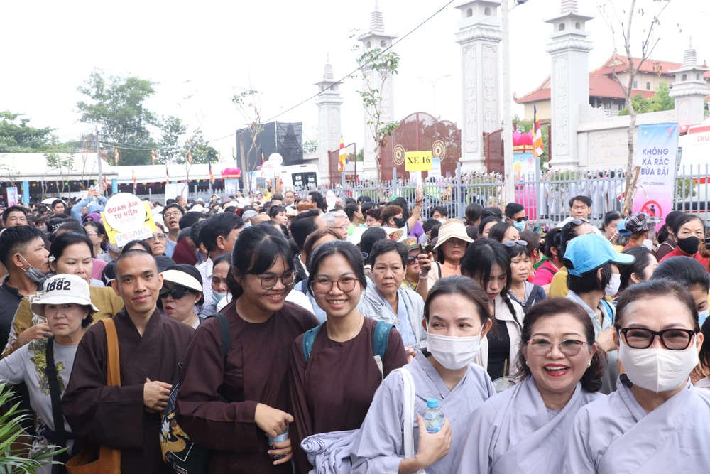 Nhiều tín đồ Phật giáo chờ bên ngoài nhà chờ xa-loi-duc-phat14.JPG