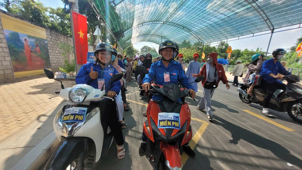 Chị Mỹ Linh và ông xã tham gia cùng đội xe ôm miễn phí. dai-le-vesak-2025-30.jpg