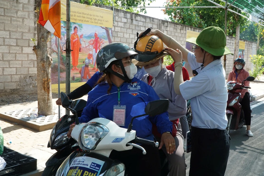 Việc di chuyển được thực hiện nghiêm túc. dai-le-vesak-2025-34.jpg