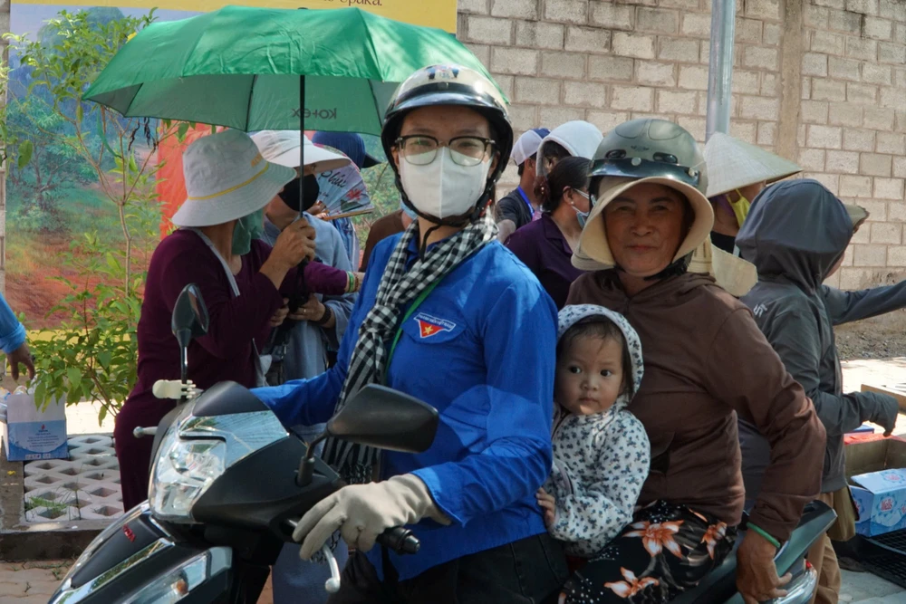 Chị Nhật Cẩm, hiện đang hoạt động trong Đoàn xã Vĩnh Lộc B hỗ trợ bà con di chuyển dai-le-vesak-2025-35.jpg