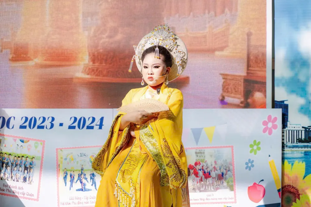 san-khau-hoc-duong-sang-ngoi-su-viet4.jpg