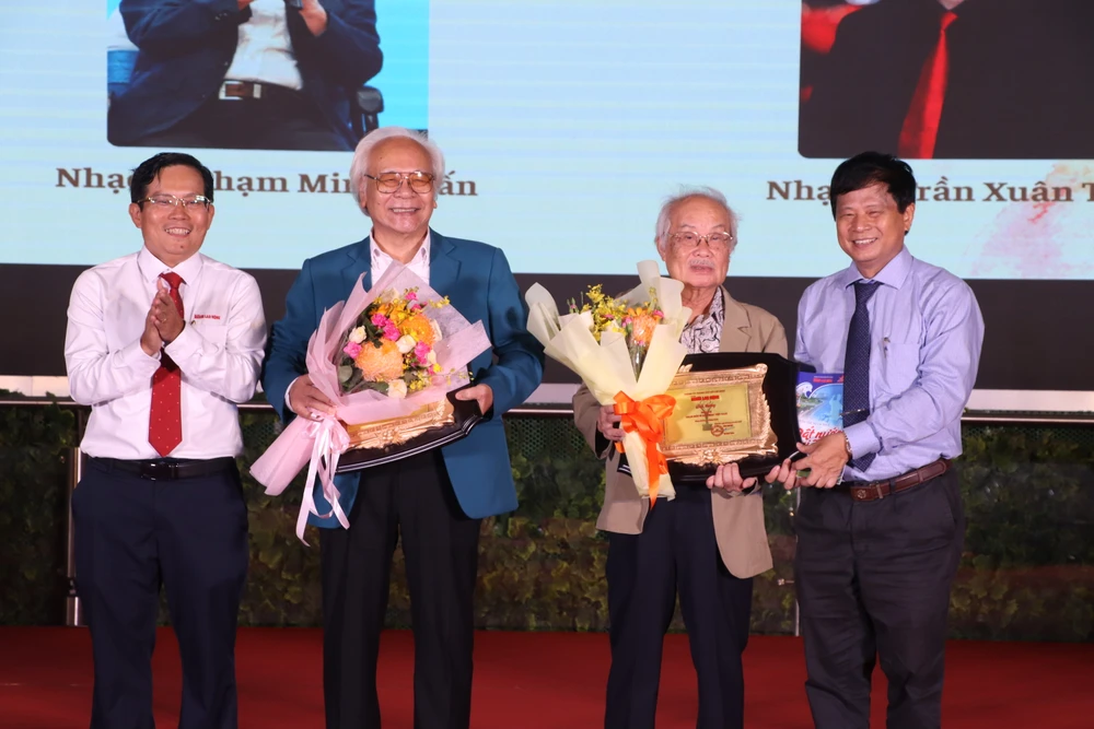 Đất nước trọn niềm vui