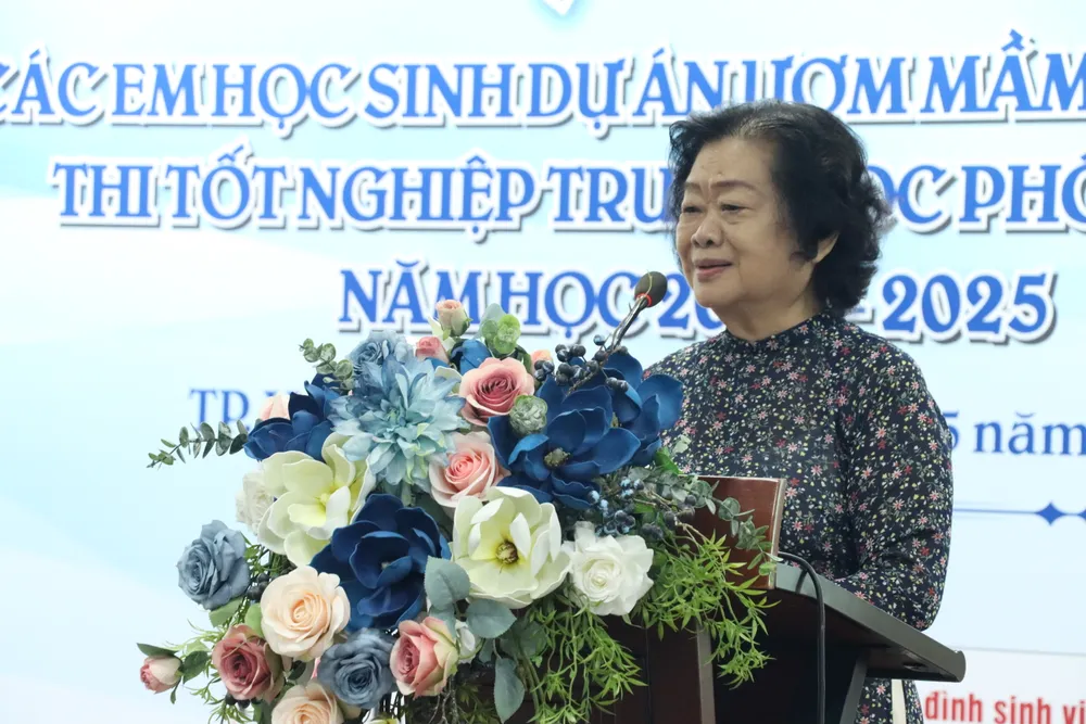 Bà Trương Mỹ Hoa, nguyên Phó Chủ tịch nước, Chủ tịch Quỹ học bổng Vừ A Dính, Chủ nhiệm CLB Vì Hoàng Sa - Trường Sa thân yêu. quy-hoc-bong-vu-a-dinh.JPG