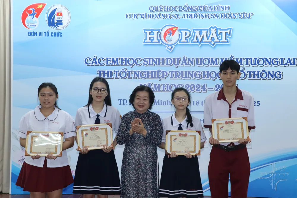 Bà Trương Mỹ Hoa tặng bằng khen cho học sinh đạt thành tích cao trong các kỳ thi Học sinh giỏi và Olympic quy-hoc-bong-vu-a-dinh1.JPG