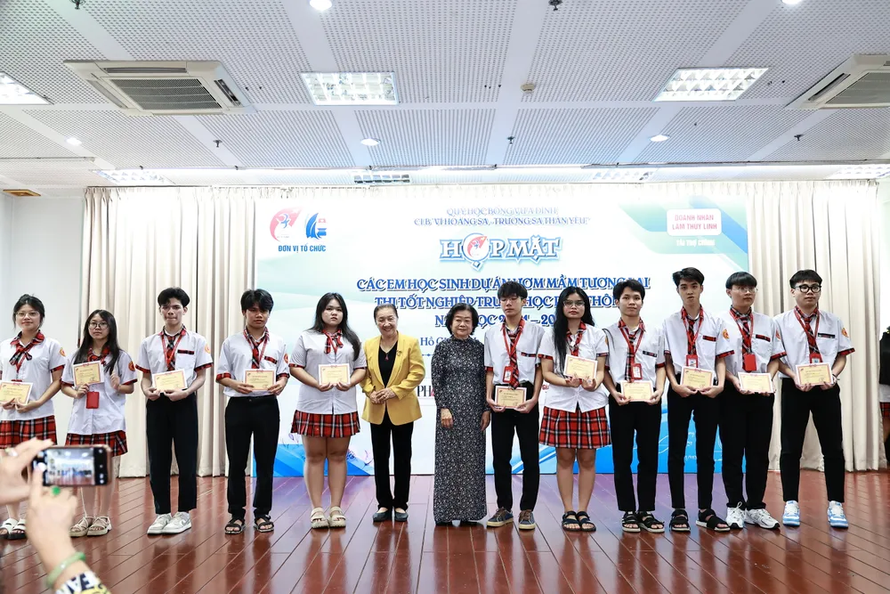 Các em học sinh trong dự án "Ươm mầm tài năng" của Quỹ học bổng Vừ A Dính được nhận quà động viên trước kỳ thi THPT Quỹ Học Bổng Vừ A Dính