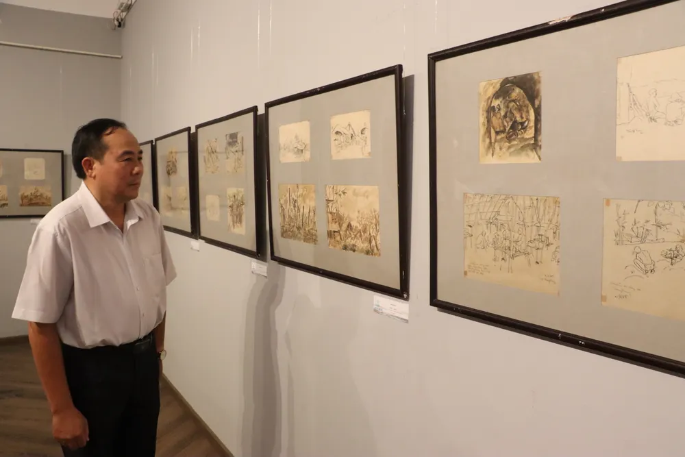 Ông Hoàng Nghị, Trưởng phòng Quản lý di sản văn hoá Sở VH&TT tham quan trưng bày ke-chuyen-sau-ngay-thong-nhat (2).JPG