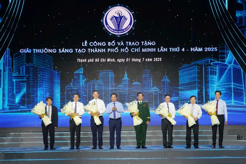 Ông Nguyễn Văn Được, Chủ tịch UBND TP.HCM trao hoa cho hội đồng chuyên môn. Ảnh: THUẬN VĂN giai-thuong-sang-tao-tp-hcm1.jpg