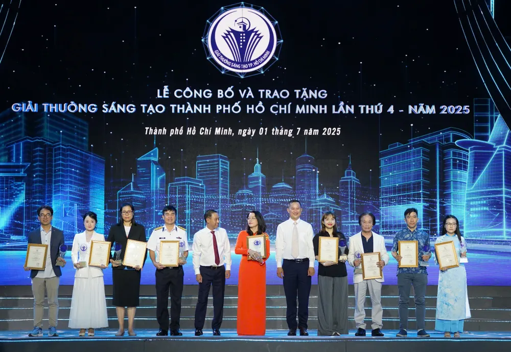 Trao giải cho nhóm tác giả, tác giả lĩnh vực kinh tế. Ảnh: THUẬN VĂN giai-thuong-sang-tao-tp-hcm10.jpg
