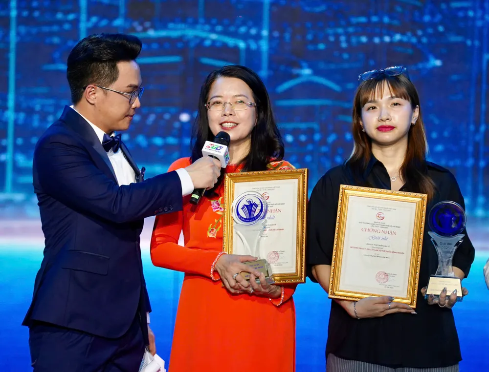 Giám đốc Sở Du lịch TP.HCM Nguyễn Thị Ánh Hoa phát biểu sau khi Sở Du lịch đạt giải Nhất lĩnh vực kinh tế với Lễ hội sông nước TP.HCM. Ảnh: THUẬN VĂN giai-thuong-sang-tao-tp-hcm12.jpg