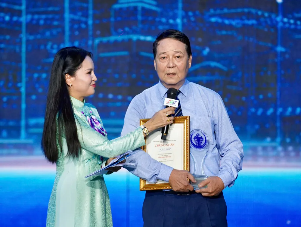 Ông Tôn Thất Cần, Phó Chủ tịch Hội sân khấu TP.HCM phát biểu sau khi Hội sân khấu TP.HCM nhận giải Nhất với vở kịch "Đồng chí". Ảnh: THUẬN VĂN giai-thuong-sang-tao-tp-hcm13.jpg