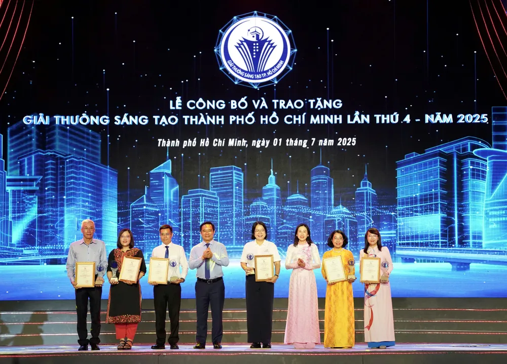Chủ tịch UBND TP.HCM Nguyễn Văn Được và bà Phạm Thị Thanh Hiền, Giám đốc Sở Nội vụ trao giải cho các tác giả, nhóm tác giả đạt giải ở lĩnh vực Quản lý nhà nước. Ảnh: THUẬN VĂN Giải thưởng Sáng tạo TP.HCM