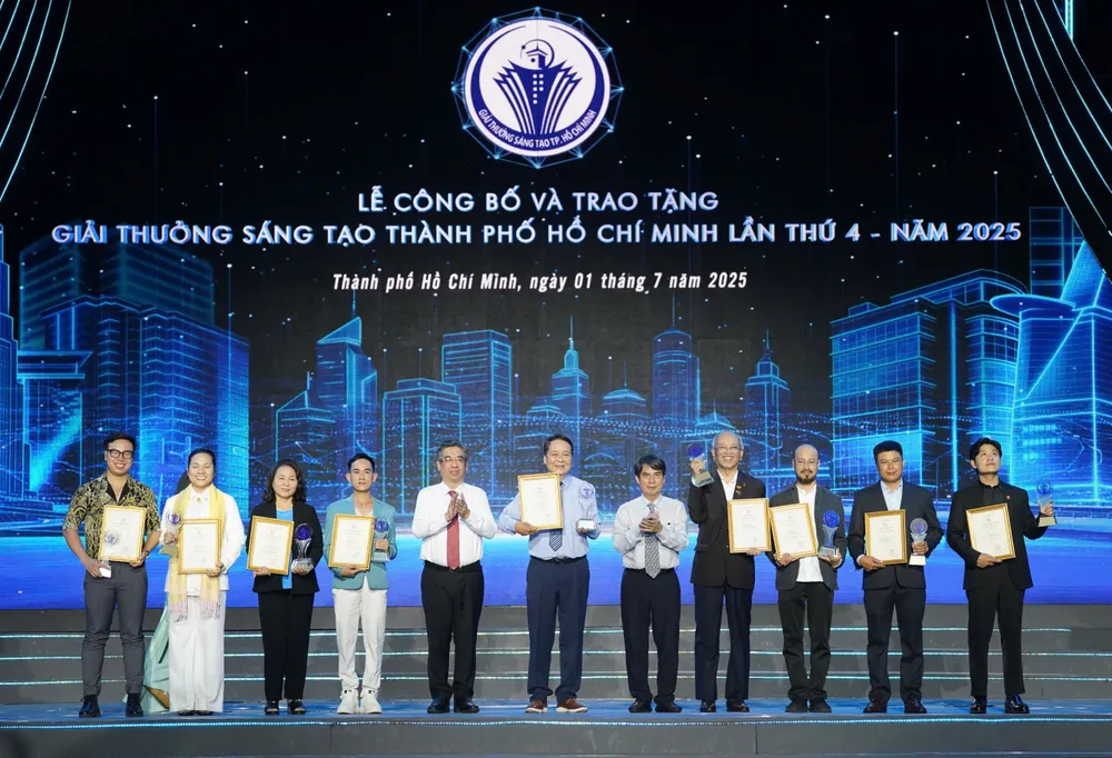 Ông Nguyễn Phước Lộc, Phó Bí thư Thành ủy, Chủ tịch UBMTTQ Việt Nam TP.HCM và KTS Nguyễn Trường Lưu, Chủ tịch Liên hiệp các Hội Văn học Nghệ thuật TP.HCM trao giải cho các tác giả, đạt giải ở lĩnh vực Văn học nghệ thuật. Ảnh: THUẬN VĂN giai-thuong-sang-tao-tp-hcm5.jpg