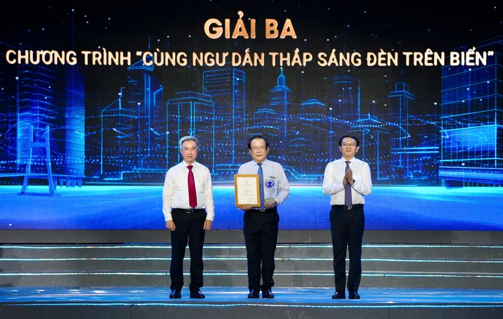 Chương trình “Cùng ngư dân thắp sáng đèn trên biển” của Báo Pháp Luật TP.HCM đã đạt giải Ba ở lĩnh vực truyền thông của Giải thưởng Sáng tạo TP.HCM lần 4 - năm 2025 giai-thuong-sang-tao-tp-hcm6.jpg