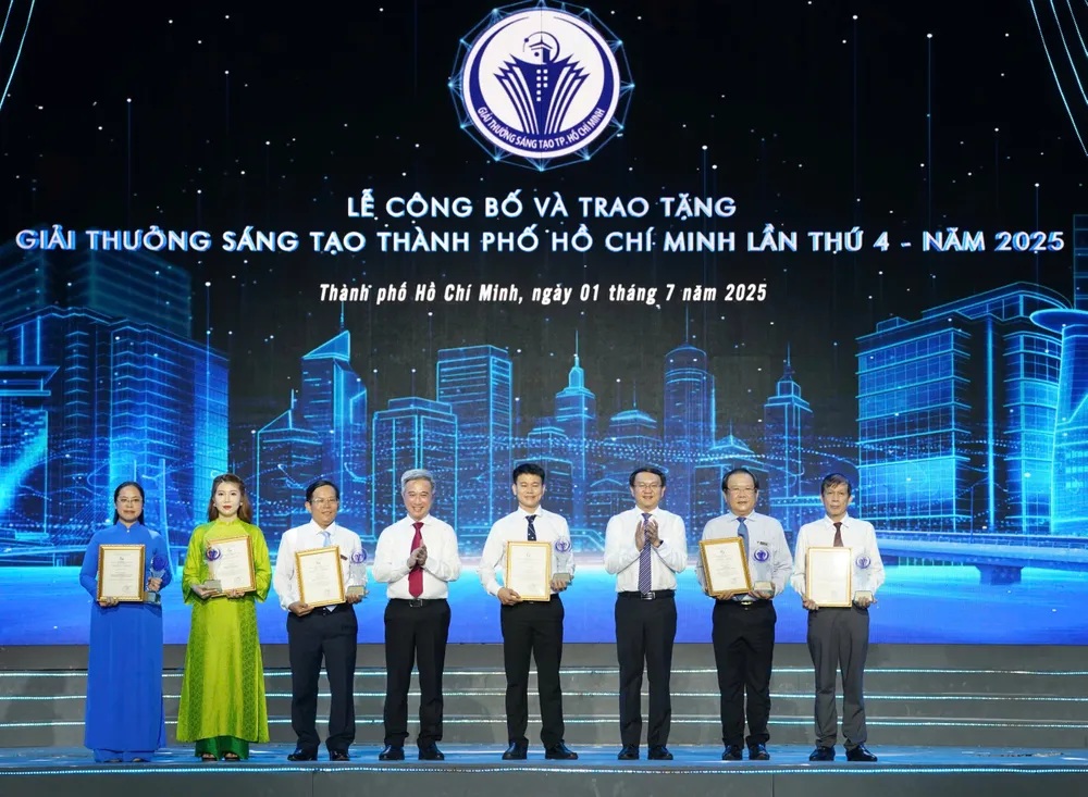 Phó Bí thư Thành ủy TP.HCM Đặng Minh Thông và ông Lâm Đình Thắng, Giám đốc Sở Khoa học- Công nghệ TP.HCM trao giải cho tác giả, nhóm tác giả đạt giải lĩnh vực truyền thông. Ảnh: THUẬN VĂN giai-thuong-sang-tao-tp-hcm7.jpg