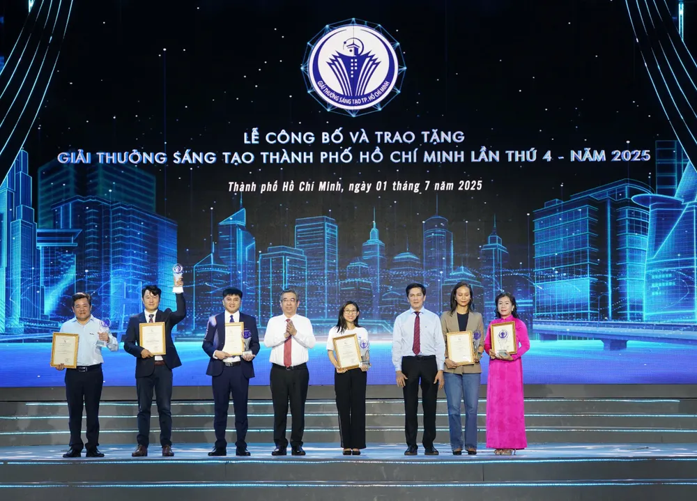 Trao giải cho nhóm tác giả, tác giả đoạt giải lĩnh vực khoa học kỹ thuật. giai-thuong-sang-tao-tp-hcm9.jpg