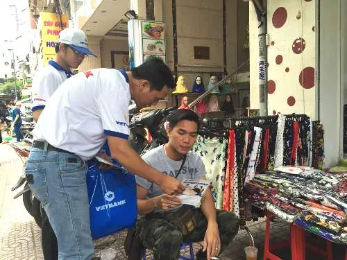 Hàng trăm nhân viên ngân hàng ra đường tiếp thị ảnh 1 Hàng trăm nhân viên ngân hàng ra đường tiếp thị ảnh 1