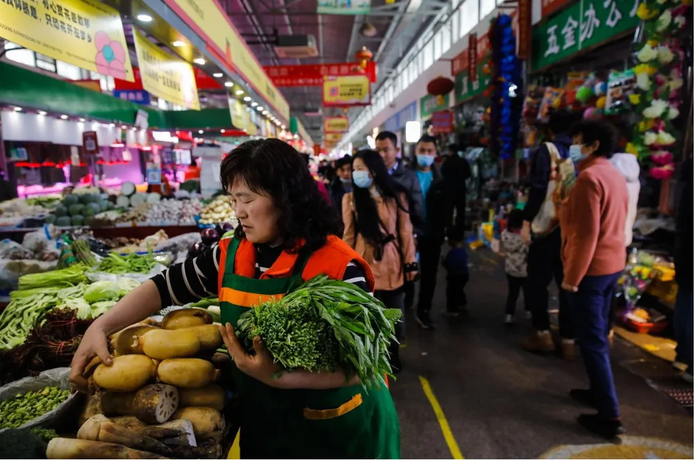 Khi niềm tin người tiêu dùng sụt giảm, họ hạn chế mạnh tay chi tiêu. Ảnh: BLOOMBERG Ba thách thức nhìn từ số liệu mới công bố về nền kinh tế Trung Quốc