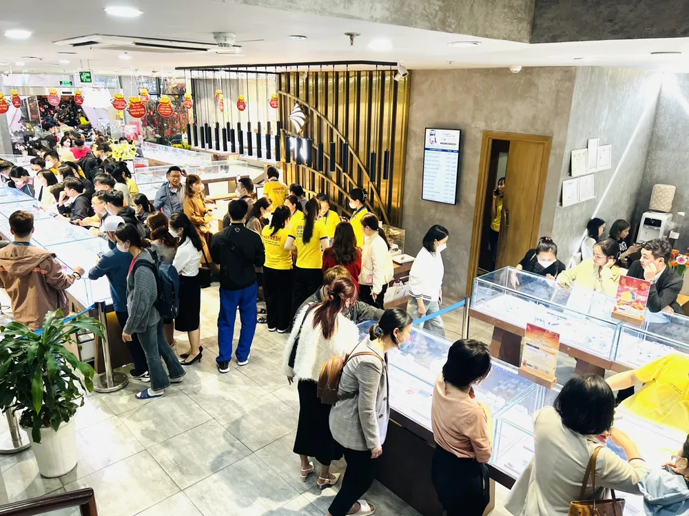 Ngày vía Thần Tài kịch tính tại Hà Nội