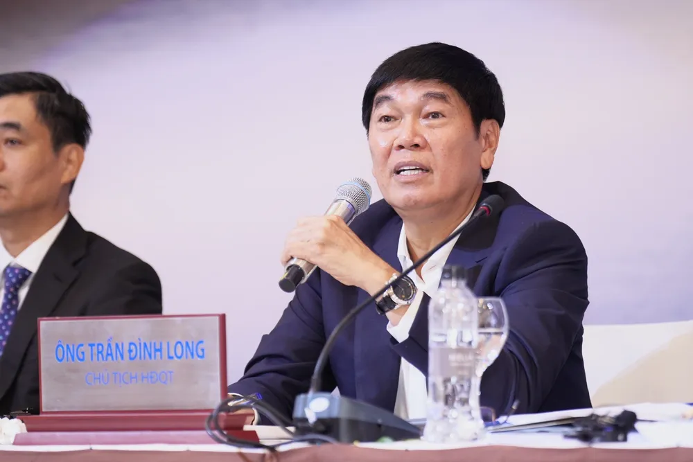 Chủ tịch HPG Trần Đình Long trả lời ý kiến của cổ đông ngày 11-4. Ảnh: NGỌC DIỆP chu-tich-hoa-phat-noi-ve-tham-vong-tham-gia-du-an-duong-sat-cao-toc.jpg
