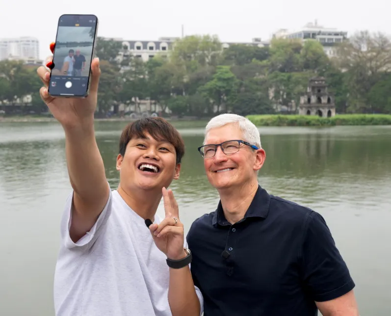 Ông Tim Cook đi dạo tại hồ Hoàn Kiếm - Ảnh: Tim Cook Bloomberg,CNBC phân tích nói về lý do ông Tim Cook đến Hà Nội