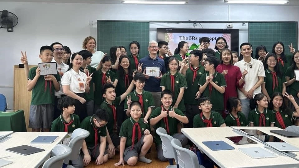 CEO của Apple đến thăm trường Ngôi Sao Hà Nội