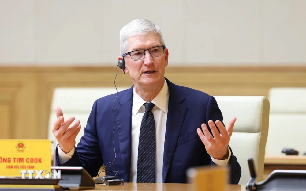 Giám đốc điều hành Tập đoàn Apple Tim Cook cảm ơn Thủ tướng Chính phủ đã dành thời gian tiếp đoàn; bày tỏ ấn tượng khi được mục sở thị quá trình phát triển của Việt Nam - Ảnh: TTXVN TimCook.jpg