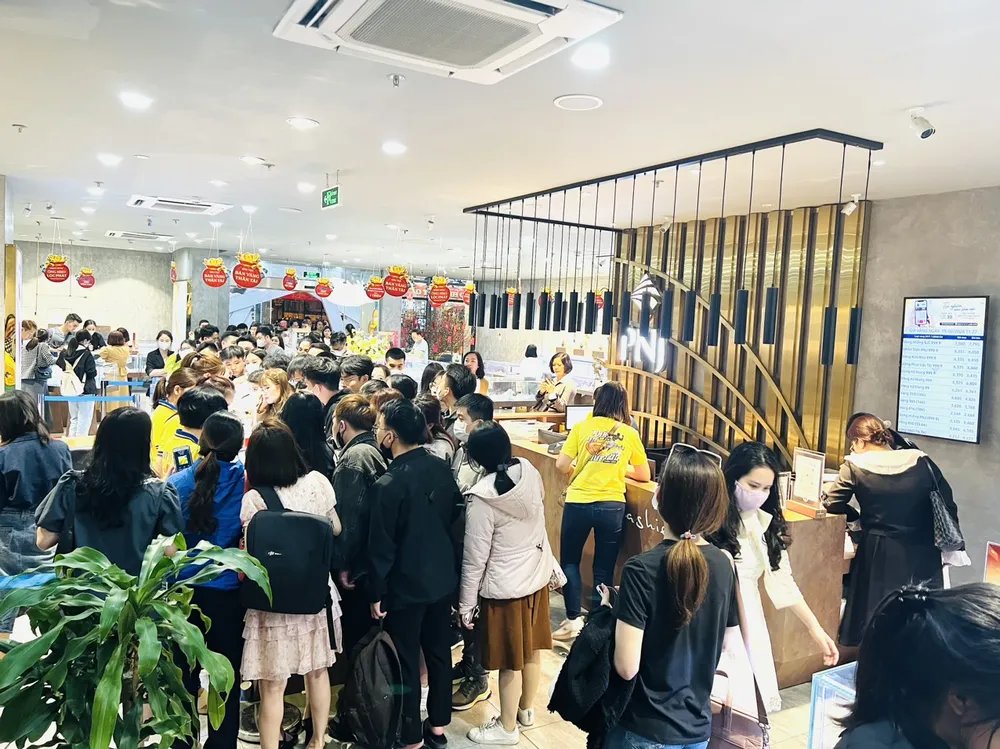 Người dân đi mua nhiều vàng trong thời gian gần đây - Ảnh: Ngọc Diệp Kế hoạch chi tiết đấu thầu gần 17.000 lượng vàng SJC trong vài ngày tới