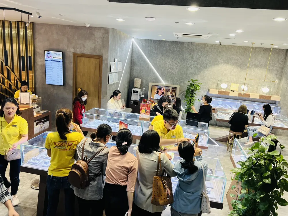 Người dân đi mua nhiều vàng trong những ngày gần đây - Ảnh: Ngọc Diệp Hôm nay sẽ đấu thầu 16.800 lượng vàng SJC