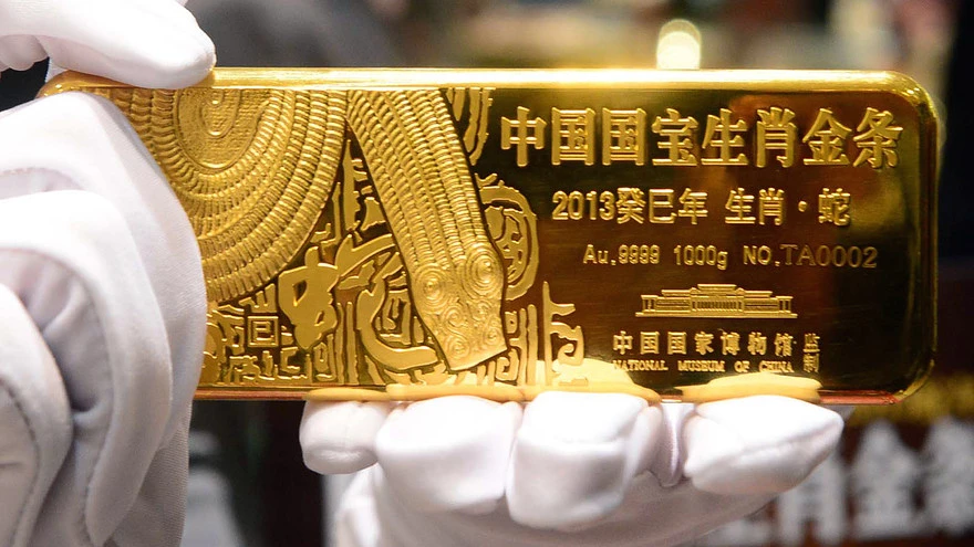 Thông thường, nhu cầu vàng sẽ giảm khi giá vàng thế giới tăng, nhưng riêng trong năm nay nhu cầu vàng tại Trung Quốc vẫn cao bất chấp các đợt giá lên mạnh - Nguồn: GettyImages Yếu tố Trung Quốc và những ảnh hưởng rất lớn lên giá vàng thế giới