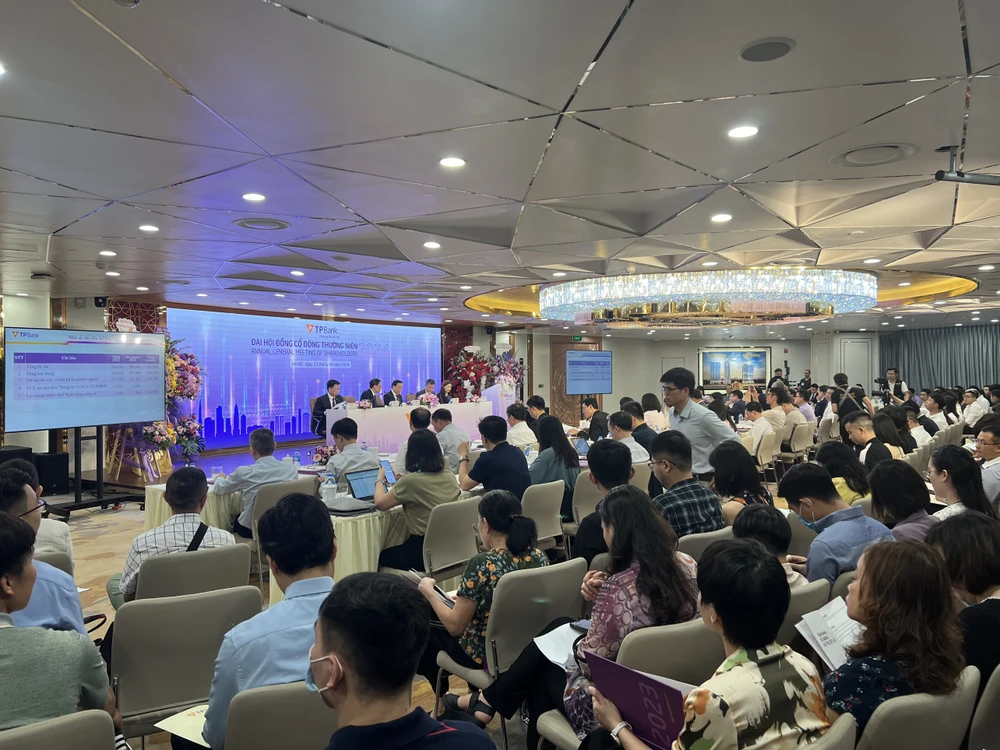 CEO TPBank cho biết dư nợ trái phiếu giảm dần trong 3 năm qua, đến hiện tại chỉ còn 9.000 tỷ đồng. Ảnh: Ngọc Diệp CEO TPBank trả lời về các khoản vay của TPBank dành cho Novaland và Hưng Thịnh