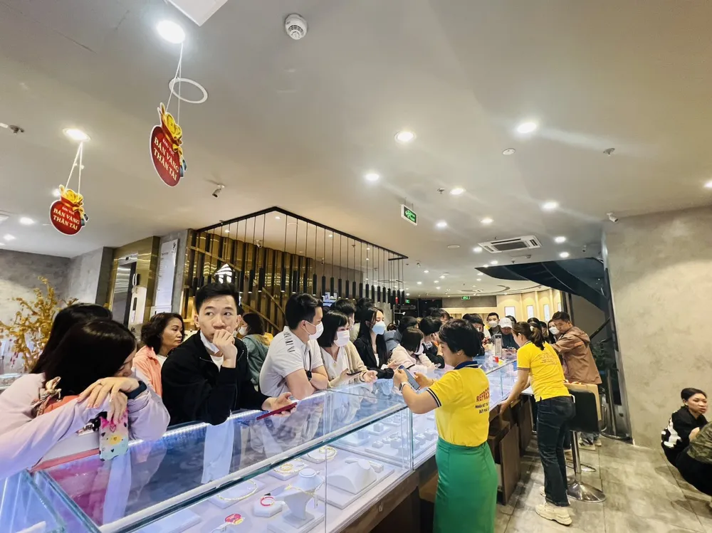Số lượng người mua vàng miếng không nhiều, chủ yếu người dân mua ít vàng nhẫn với mục đích tích lũy - Ảnh: Ngọc Diệp Nhiều người dân đi mua vàng nhẫn dù giá vàng thế giới, trong nước neo cao