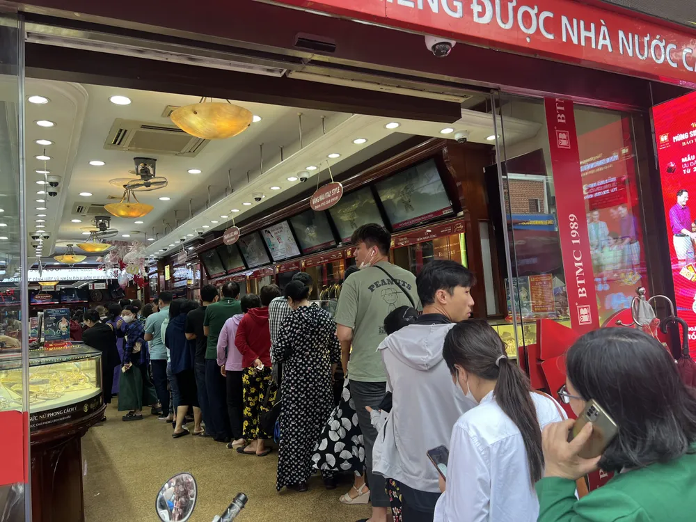 Có người dân phàn nàn về việc giá đấu thầu vàng 86 triệu đồng/lượng là nguyên nhân khiến giá vàng trong nước không thể hạ - Ảnh: Ngọc Diệp Vang1.jpg