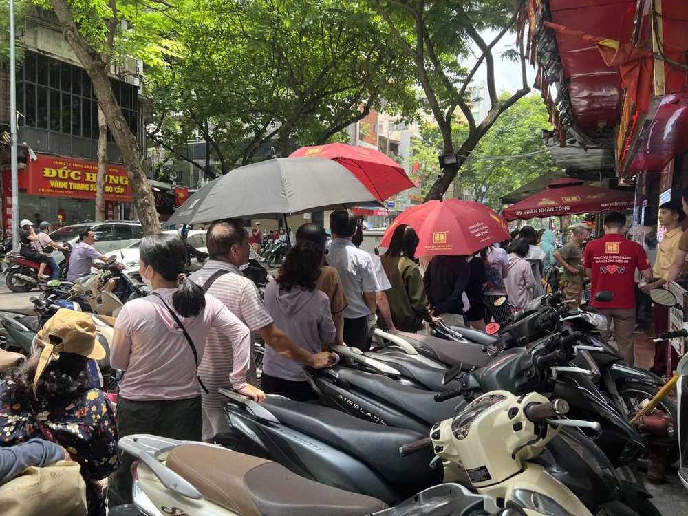 Người dân sẵn sàng đứng dưới nắng gắt đầu hè 2 tiếng chỉ để mua được vàng - Ảnh: Ngọc Diệp Vang3.jpg